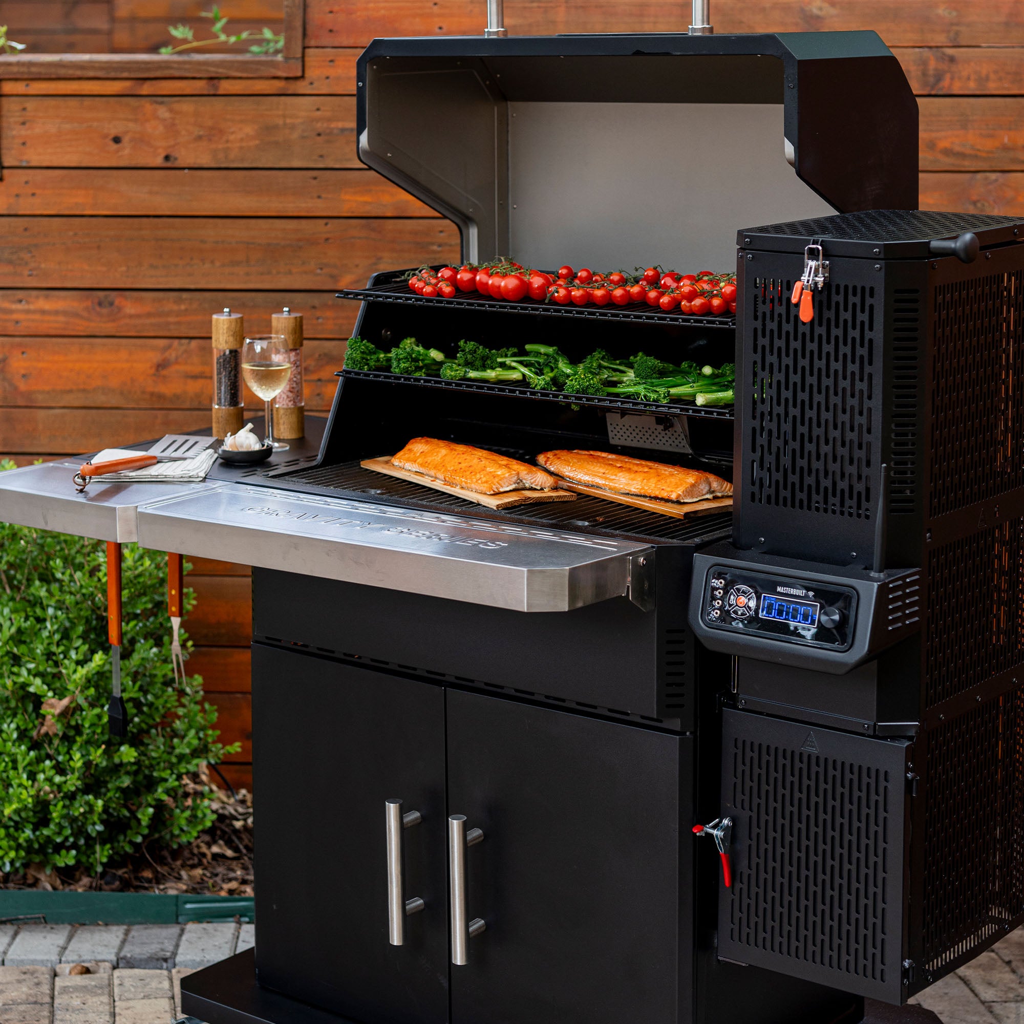 Masterbuilt® - Gravity Series™ 1150 Digital Charcoal BBQ & Smoker