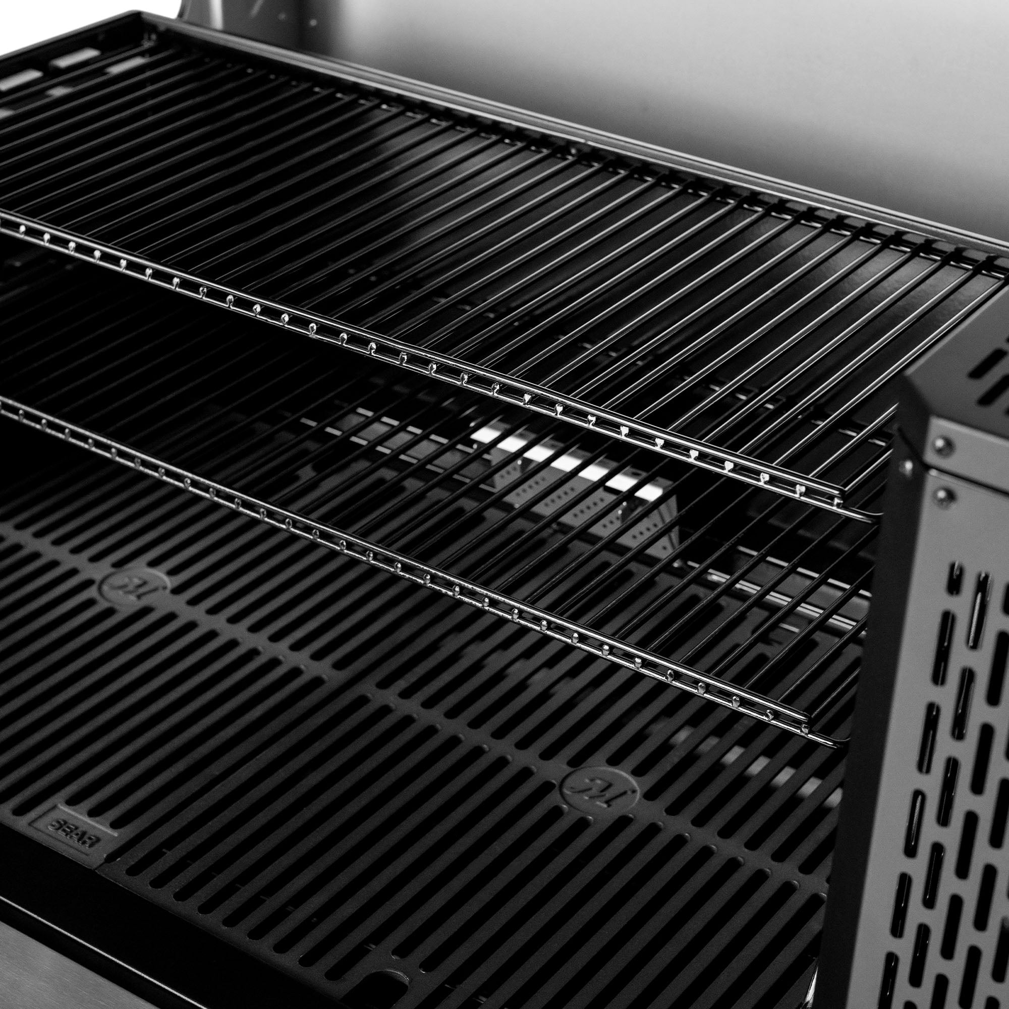 Masterbuilt® - Gravity Series™ 1150 Digital Charcoal BBQ & Smoker