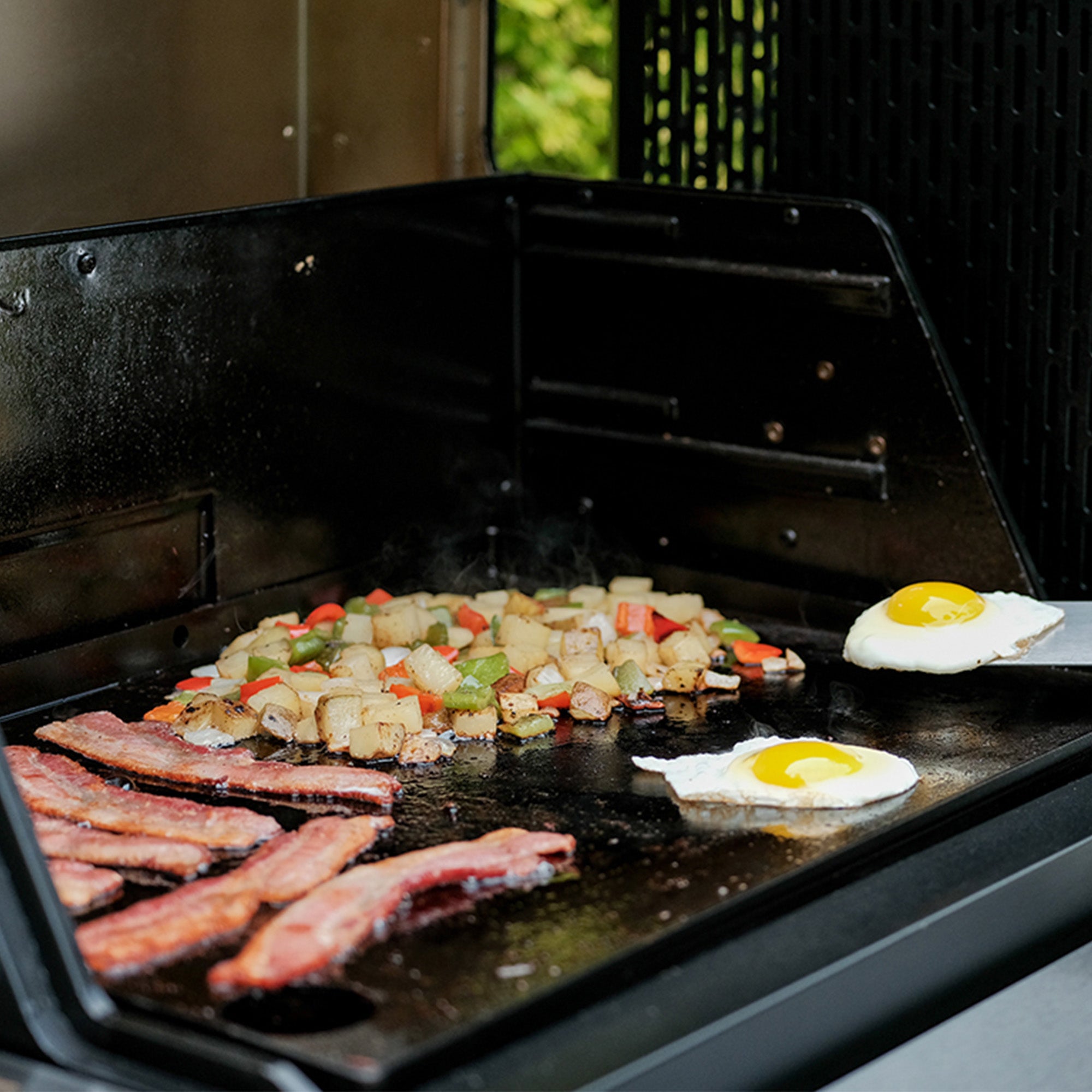 Masterbuilt® - Gravity Series™ 800 Digital Charcoal Griddle, BBQ & Smoker